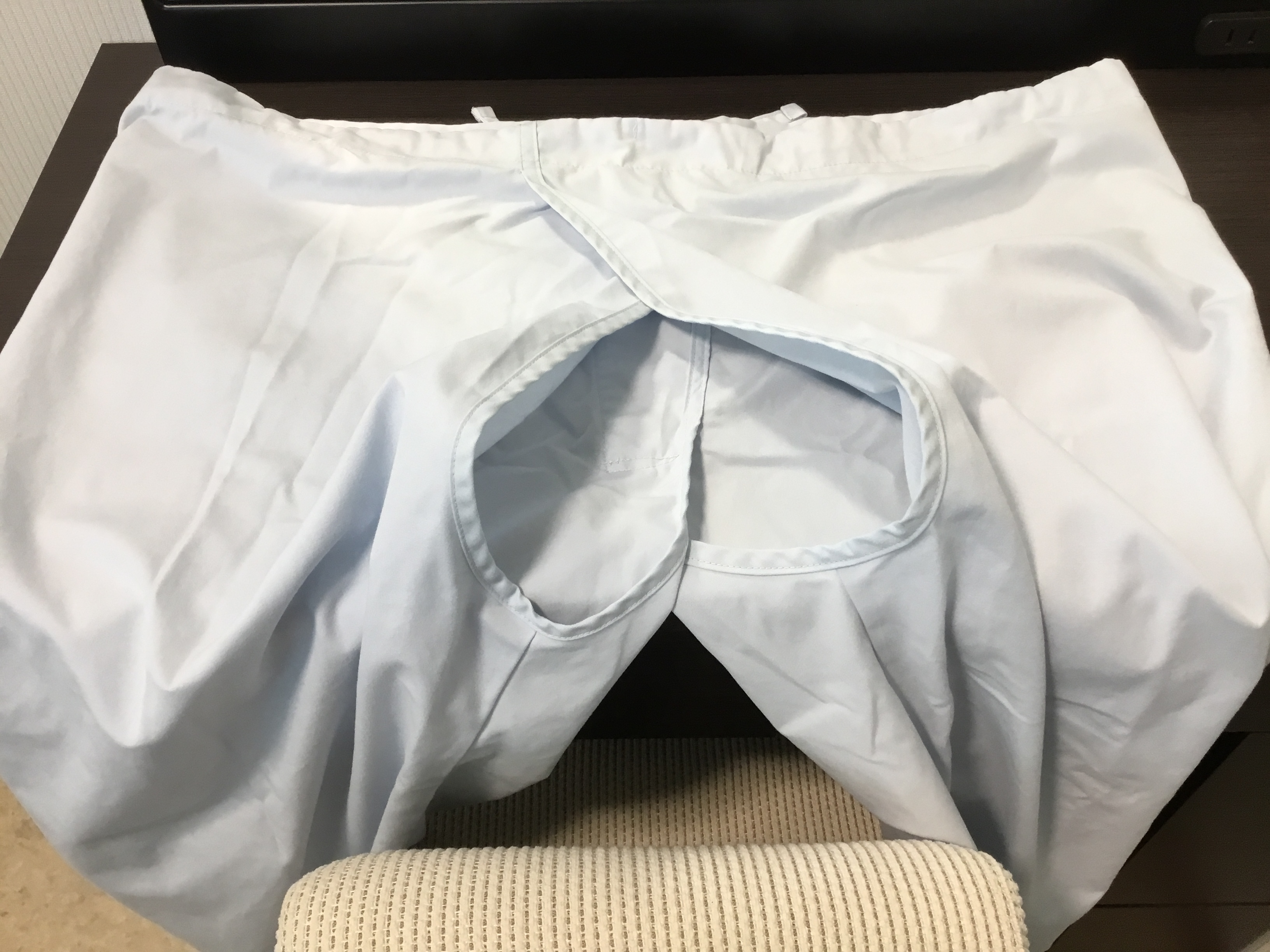 大腸内視鏡検査の検査服のズボン。おしりの部分に穴が開いている。